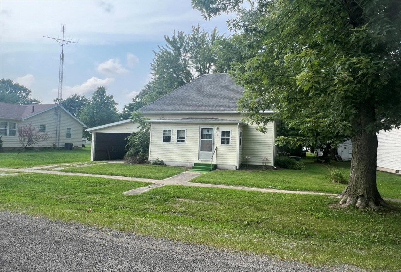 113 Maple Street, Brownstown, Illinois 62418, 2 Bedrooms Bedrooms, 5 Rooms Rooms,1 BathroomBathrooms,Residential,For Sale,Maple,MAR24047265